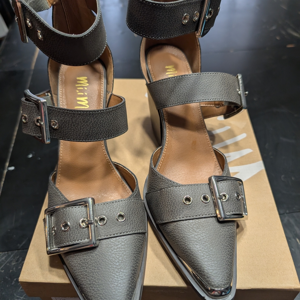Stylish Gray Women's Shoes with Buckle Detail
